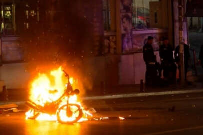 Polis denetimi sırasında motosikletini ateşe verdi!
