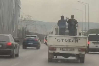 Bursa'da kamyonet üstünde tehlikeli halay!