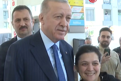 Cumhurbaşkanı Recep Tayyip Erdoğan, Üsküdar'da bulunan bir akaryakıt istasyonuna uğradı. Erdoğan burada çalışanlar ve vatandaşlarla sohbet etti, fotoğraf çektirdi.
