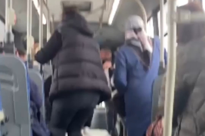 Kocaeli'de iddiaya göre yolcularla tartışan ve telefonda biriyle tartıştığı sırada ani fren yaptığı iddia edilen otobüs şoförü kadın yolcunun yere düşmesine sebep oldu.