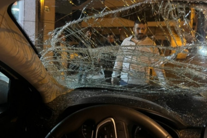 Bursa'da araç sürücüsü, hızla koşan başıboş atın çarpmasıyla savruldu