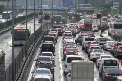 İstanbul'da haftanın son iş gününde trafik yoğunluğu yaşanıyor