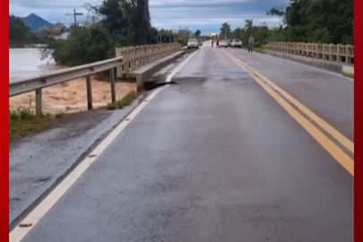 Brezilya’nın Rio Grande do Sul eyaletindeki selde bir nehrin üzerinden geçen köprü yıkıldı.