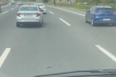 Makas atarak ve önündeki aracı sıkıştırarak ilerleyen araç sürücüsü kameralara yansıdı