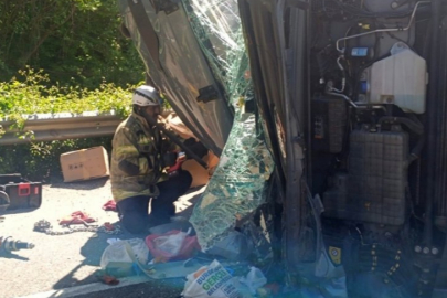 Bursa'da tır devrildi: Sürücü hayatını kaybetti