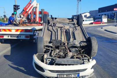 Antalya'da lastiği patlayan otomobil önündeki araca çarpıp devrildi