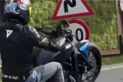 Bursa'da motosikletlinin tehlikeli yolculuğu!