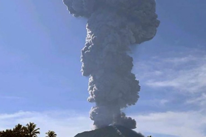 Endonezya'da İbu Yanardağı patladı