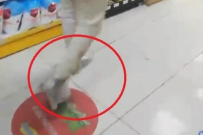 Bursa'da bir işçi markete ayaklarına poşet geçirerek girdi!