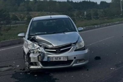 Bolu'da kavşakta iki otomobil çarpıştı