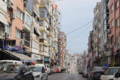 İzmir'de evinden eşyaları fırlatan adam mahalleyi birbirine kattı
