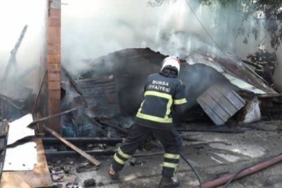 Bursa'da bir ahırda çıkan yangın paniğe sebep oldu