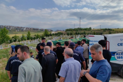 Kendi nişanına giderken kazada ölen abla ile kardeşi yana yana toprağa verildi
