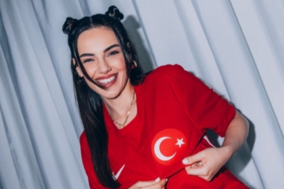 Oyuncu Yağmur Tanrısevsin'in davet tarzı! Elbisesine yorum yağdı