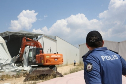 Bursa'da kaçak fabrikalar Nilüfer Belediyesi ekiplerince yıkıldı