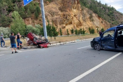 Gümüşhane'de meydana gelen kazada araç paramparça oldu