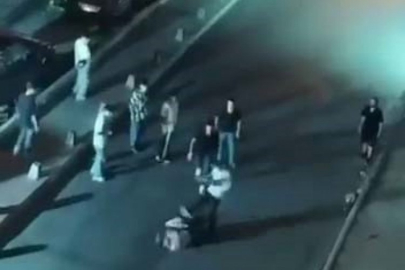 Sokak ortasında yere yatırdığı arkadaşını tekmeledi