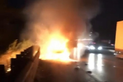 Bursa'da otomobil motor kısmından alev aldı