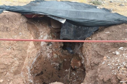 Evlerinin bahçesinde kaçak kazı yaparken suçüstü yakalandılar