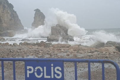 Karadeniz'de dalga boyu 15 metreye ulaştı!