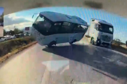 Tır, boş servise arkadan çarptı