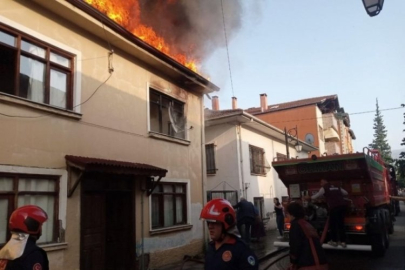 Evde çıkan yangını yakınındaki 2 eve sıçradı