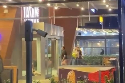 Kadına bıçak çekip darp eden şahıs vatandaşlar tarafından tekme tokat dövüldü