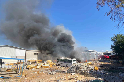 Sanayide çıkan yangında gökyüzünü siyah dumanlar kapladı