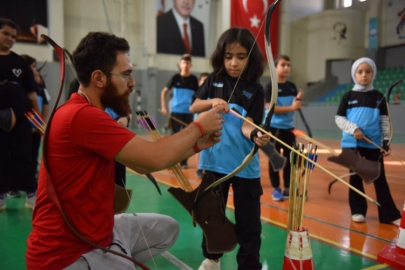 Bursa Yıldırım'da çocuklara okçuluk eğitimi