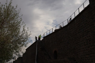 Surlara demir korkuluk asıldı