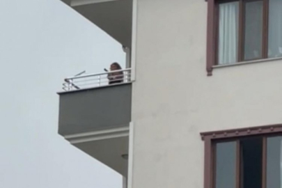Balkona çıkarak dans eden kadın etrafa ateş etmeye çalıştı