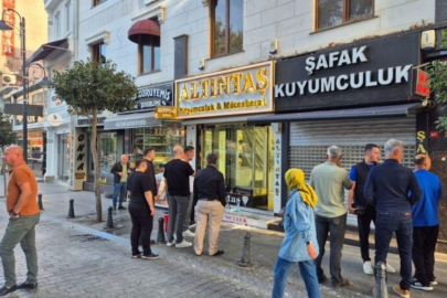 Maske giymiş 4 kişi, 2 kilo altın çaldı