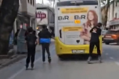 Bursa'da halk otobüsünün arkasın patenli yolculuk