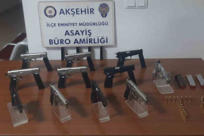 Polisin durduğu araçta 11 adet tabanca çıktı