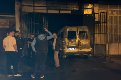 Tamir için bırakılan minibüs, bir anda alev alev yanarak dükkana girdi