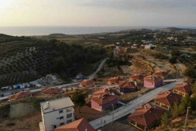 Depremzedelere köy evleri teslim edildi