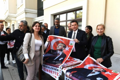 Bursa Osmangazi Belediyesi 10 bin Ata Posteri dağıtıyor