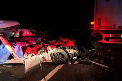 TEM'de feci kaza: Tıra çarpan otomobil kağıt gibi ezildi, 2 kişi hayatını kaybetti