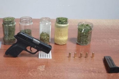 Polis ekipleri ev aramasında uyuşturucu ve silah buldu