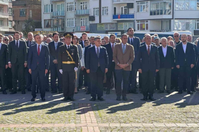 Cumhuriyet Bayramı çelenk sunma töreni