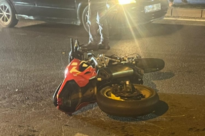 Otomobille çarpışan motosikletteki 2 şahıs yaralandı