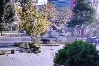 Bursa'da otomobil önce yolcu almak için sağ şeride yanaşan minibüse ardından kamyonete çaptı