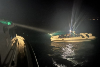 Motoru arızalanan lastik botla sürüklenen 12 kaçak göçmen kurtarıldı