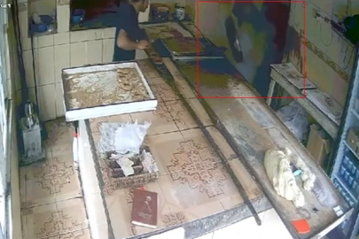 Kızgın pekmezi başından aşağı döktü, o anlar kamerada