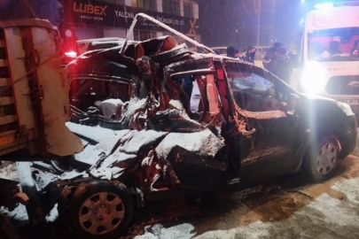 Buzlu yolun azizliğine uğradılar, otomobildeki 5 kişi yaralandı!