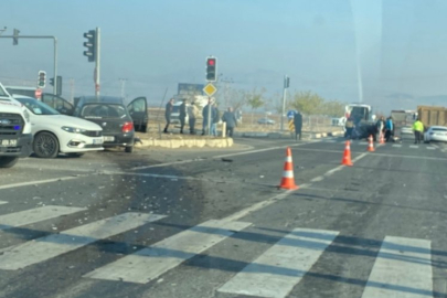 İki otomobil çarpıştı: 2 yaralı