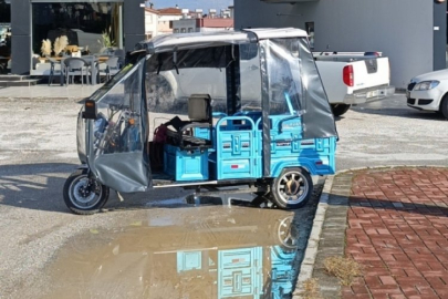 Elektrikli bisiklet kaldırıma çarpıp devrildi