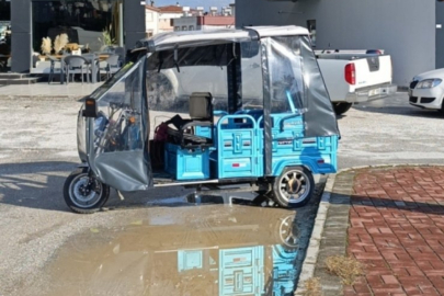 Elektrikli bisiklet kaldırıma çarpıp devrildi