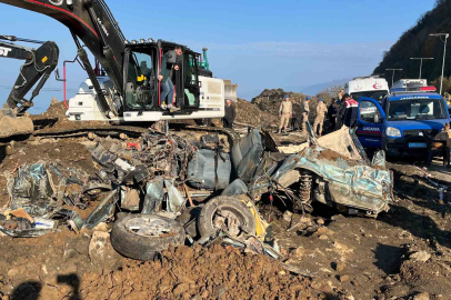 Artvin Valisi Turan Ergün: "4 kişinin cansız bedenine ulaştık; Cenazeleri çıkararak otopsi için hastanemize Arhavi Devlet Hastanesi’ne gönderildi"