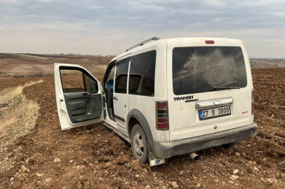 Polis ekiplerinin kovaladığı sürücü aracını bırakarak kaçtı